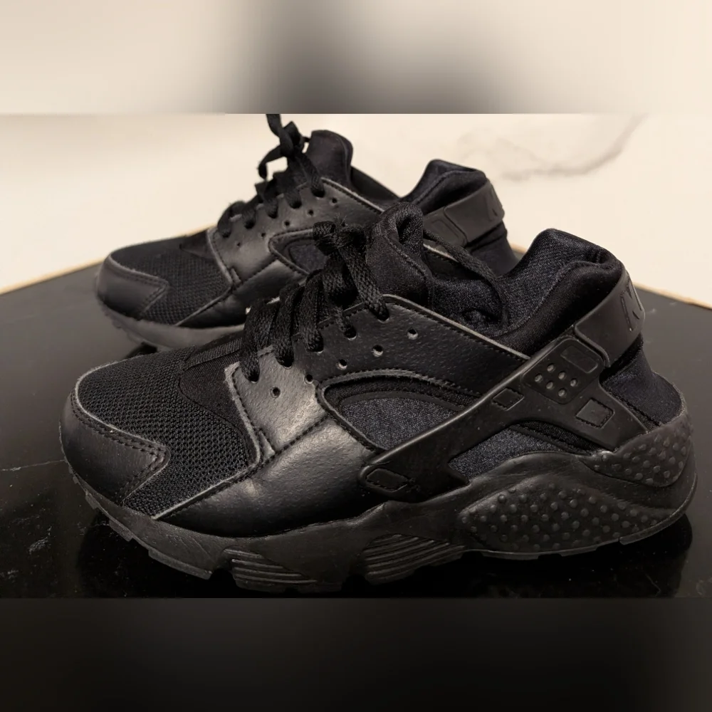 Nike Big Kids' Huarache Run Triple Black Sneakers Size 7Y MSRP $110